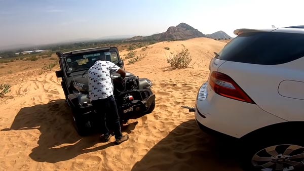 ದುಬಾರಿ ಬೆಲೆಯ ಕಾರನ್ನು ರಕ್ಷಿಸಿದ ಮಹೀಂದ್ರಾ ಥಾರ್ ಎಸ್‌ಯುವಿ