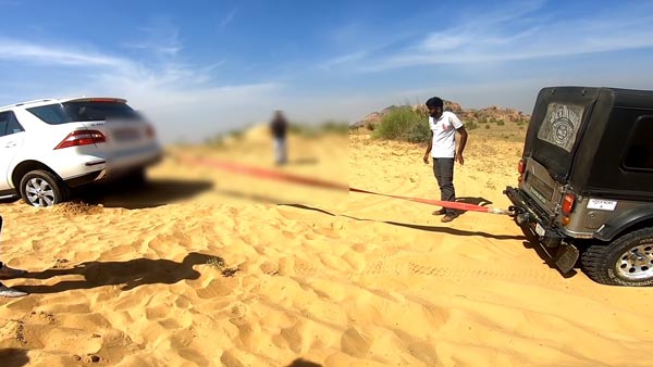 ದುಬಾರಿ ಬೆಲೆಯ ಕಾರನ್ನು ರಕ್ಷಿಸಿದ ಮಹೀಂದ್ರಾ ಥಾರ್ ಎಸ್‌ಯುವಿ