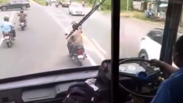 ಉತ್ಸಾಹದಲ್ಲಿ ಮಾಡಿದ ಘನ ಕಾರ್ಯಕ್ಕೆ ಡ್ರೈವಿಂಗ್ ಲೈಸೆನ್ಸ್ ಕಳೆದುಕೊಂಡ ಸ್ಕೂಟರ್ ಸವಾರ