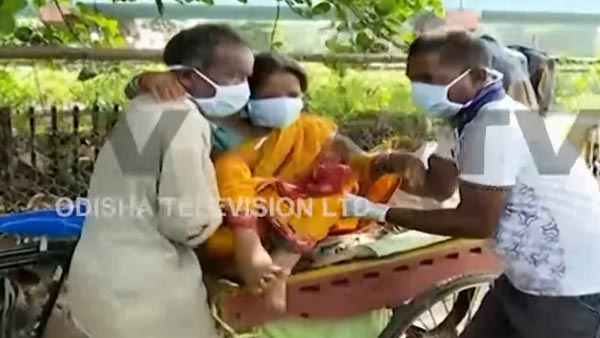 ಬಾಡಿಗೆ ಸೈಕಲ್ ರಿಕ್ಷಾನೇ ಈ ದಂಪತಿಗಳ ಪಾಲಿನ ಆಂಬ್ಯುಲೆನ್ಸ್