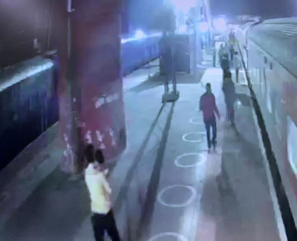 ಮೂರು ವರ್ಷದ ಮಗುವಿಗಾಗಿ ಮೊದಲ ಬಾರಿಗೆ ಇತಿಹಾಸ ಸೃಷ್ಟಿಸಿದ ರೈಲ್ವೆ ಪೊಲೀಸರು