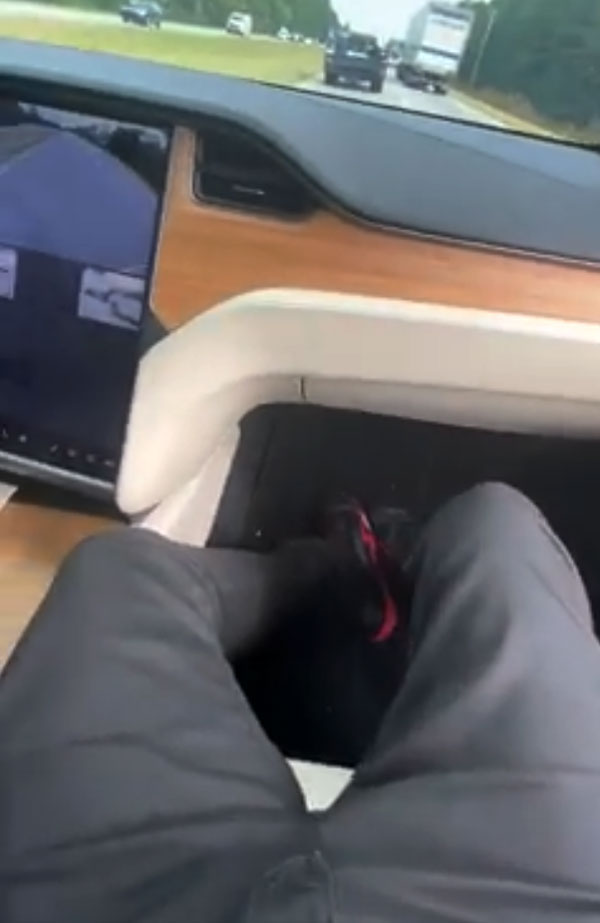 ಜನರನ್ನು ಸಂಕಷ್ಟಕ್ಕೆ ದೂಡುತ್ತಿದೆ ಆಟೋ ಪೈಲಟ್ ಮೋಡ್ ಜನರನ್ನು ಸಂಕಷ್ಟಕ್ಕೆ ದೂಡುತ್ತಿದೆ ಆಟೋ ಪೈಲಟ್ ಮೋಡ್