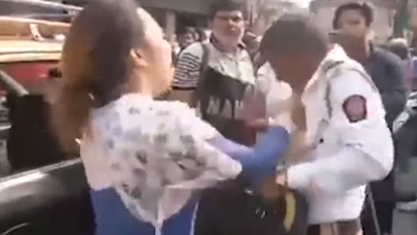 ಅವಾಚ್ಯ ಶಬ್ದ ಬಳಸಿದ ಟ್ರಾಫಿಕ್ ಪೊಲೀಸ್ ಕಪಾಳಕ್ಕೆ ಬಾರಿಸಿದ ಮಹಿಳೆ