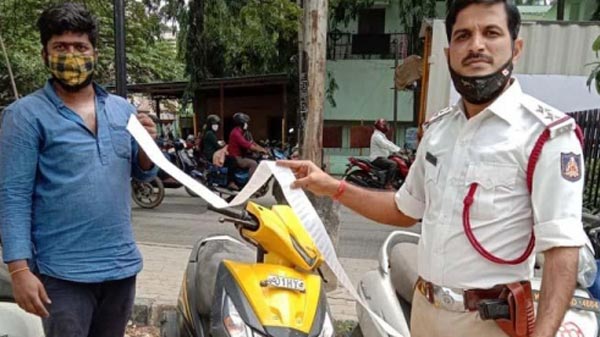 ದಂಡ ಕಟ್ಟಲಾಗದೇ ಪೊಲೀಸರ ಬಳಿಯೇ ಸ್ಕೂಟರ್ ಬಿಟ್ಟು ಹೋದ ಬೆಂಗಳೂರು ಯುವಕ