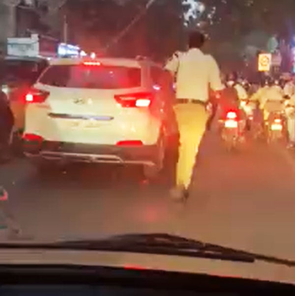 ಆಂಬ್ಯುಲೆನ್ಸ್‌ಗೆ ದಾರಿ ಮಾಡಿಕೊಡಲು 2 ಕಿ.ಮೀ ದೂರ ಓಡಿದ ಟ್ರಾಫಿಕ್ ಪೊಲೀಸ್