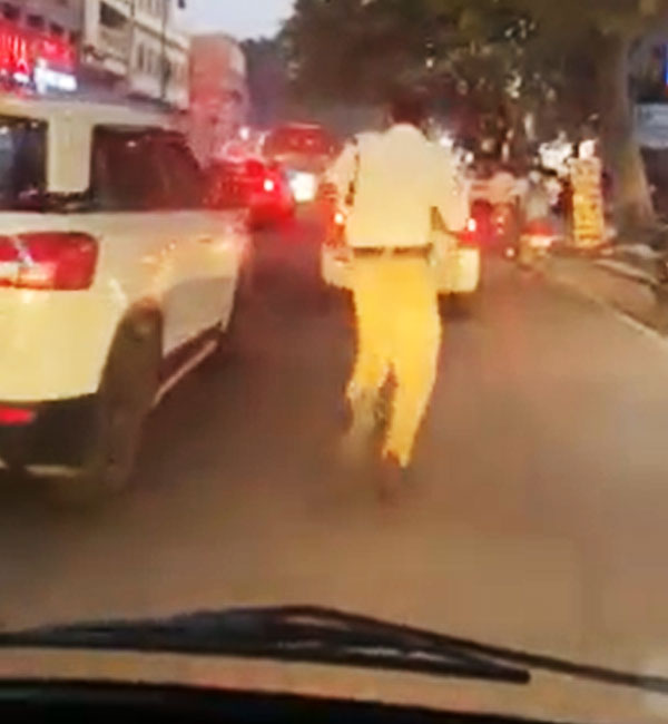 ಆಂಬ್ಯುಲೆನ್ಸ್‌ಗೆ ದಾರಿ ಮಾಡಿಕೊಡಲು 2 ಕಿ.ಮೀ ದೂರ ಓಡಿದ ಟ್ರಾಫಿಕ್ ಪೊಲೀಸ್