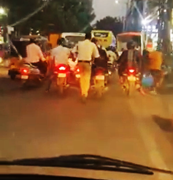 ಆಂಬ್ಯುಲೆನ್ಸ್‌ಗೆ ದಾರಿ ಮಾಡಿಕೊಡಲು 2 ಕಿ.ಮೀ ದೂರ ಓಡಿದ ಟ್ರಾಫಿಕ್ ಪೊಲೀಸ್