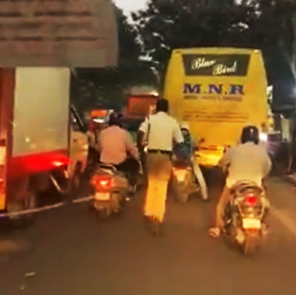 ಆಂಬ್ಯುಲೆನ್ಸ್‌ಗೆ ದಾರಿ ಮಾಡಿಕೊಡಲು 2 ಕಿ.ಮೀ ದೂರ ಓಡಿದ ಟ್ರಾಫಿಕ್ ಪೊಲೀಸ್