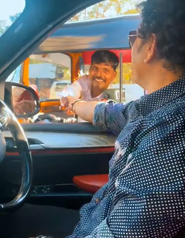 ಐಷಾರಾಮಿ ಕಾರಿನಲ್ಲಿ ಚಲಿಸುವಾಗ ದಾರಿತಪ್ಪಿದ ಕ್ರಿಕೆಟ್‌ ದೇವರಿಗೆ ಸಹಾಯ ಮಾಡಿದ ಆಟೋರಿಕ್ಷಾ ಚಾಲಕ