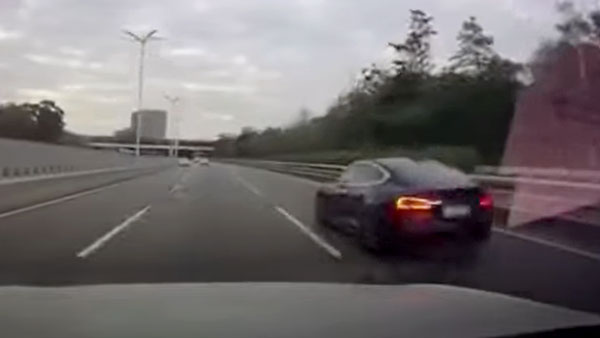 ಹೆದ್ದಾರಿಯಲ್ಲಿ ವೇಗವಾಗಿ ಚಲಿಸುವಾಗ ಹಾರಿಹೋಯ್ತು ಎಲೆಕ್ಟ್ರಿಕ್ ಕಾರಿನ ರೂಫ್