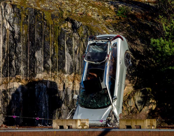 ಹೊಸ ಕಾರುಗಳನ್ನು 30 ಮೀಟರ್ ಎತ್ತರದಿಂದ ಕೆಳಕ್ಕೆ ಬೀಳಿಸಿದ್ದು ಈ ಕಾರಣಕ್ಕೆ...