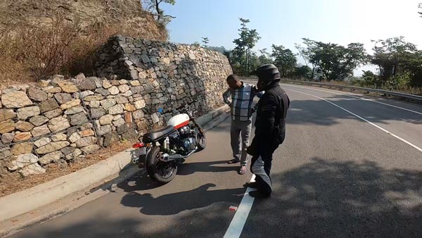 ಹೊಸ ಬೈಕ್ ಮೇಲಿನ ಕುತೂಹಲಕ್ಕೆ ಟ್ರಕ್ ಚಾಲಕ ಮಾಡಿದ್ದೇನು ಗೊತ್ತಾ?