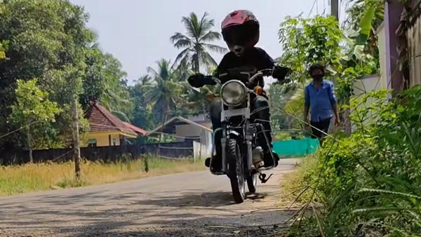 ಹಲವು ವಾಹನಗಳ ಬಿಡಿಭಾಗಗಳಿಂದ ತಯಾರಾಯ್ತು ಮಿನಿ ಆರ್‌ಎಕ್ಸ್ 100