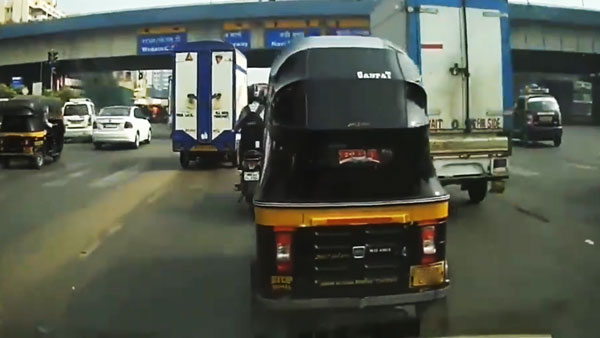 ಬೈಯ್ದ ಬೈಕ್ ಸವಾರನನ್ನು ಗುದ್ದಿ ನೆಲಕ್ಕೆ ಕೆಡವಿದ ಆಟೋ ಚಾಲಕ