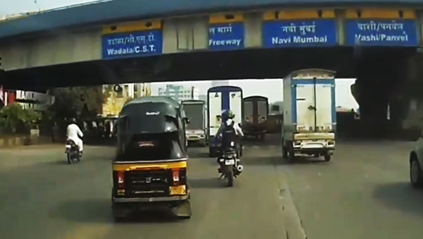 ಬೈಯ್ದ ಬೈಕ್ ಸವಾರನನ್ನು ಗುದ್ದಿ ನೆಲಕ್ಕೆ ಕೆಡವಿದ ಆಟೋ ಚಾಲಕ