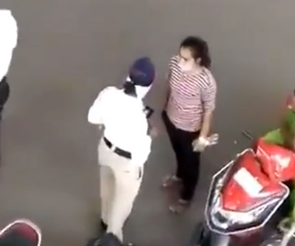 ಗೂಗಲ್ ಪೇ ಫೋನ್ ಪೇ ಏನೂ ಬೇಡವಂತೆ, ಡೈರೆಕ್ಟ್ ಹಣವೇ ಬೇಕಂತೆ ಈ ಮಹಿಳಾ ಟ್ರಾಫಿಕ್ ಪೇದೆಗೆ...