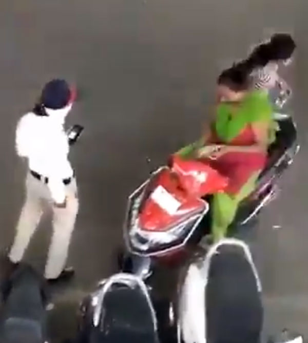 ಗೂಗಲ್ ಪೇ ಫೋನ್ ಪೇ ಏನೂ ಬೇಡವಂತೆ, ಡೈರೆಕ್ಟ್ ಹಣವೇ ಬೇಕಂತೆ ಈ ಮಹಿಳಾ ಟ್ರಾಫಿಕ್ ಪೇದೆಗೆ...