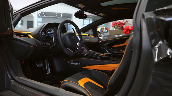 ವಿಶಿಷ್ಟ ರೀತಿಯಲ್ಲಿ ಹೊಸ ಸೂಪರ್ ಕಾರನ್ನು ವಿತರಿಸಿದ ಲ್ಯಾಂಬೊರ್ಗಿನಿ