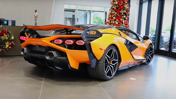 ವಿಶಿಷ್ಟ ರೀತಿಯಲ್ಲಿ ಹೊಸ ಸೂಪರ್ ಕಾರನ್ನು ವಿತರಿಸಿದ ಲ್ಯಾಂಬೊರ್ಗಿನಿ