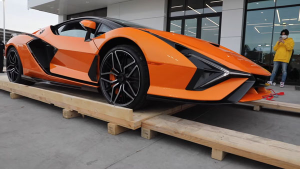 ವಿಶಿಷ್ಟ ರೀತಿಯಲ್ಲಿ ಹೊಸ ಸೂಪರ್ ಕಾರನ್ನು ವಿತರಿಸಿದ ಲ್ಯಾಂಬೊರ್ಗಿನಿ