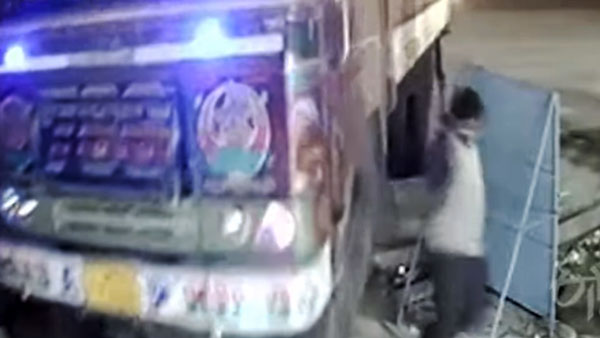 ಯಮ ಸ್ವರೂಪಿ ಟ್ರಕ್'ನಿಂದ ಪಾರಾದ ಯುವಕರು