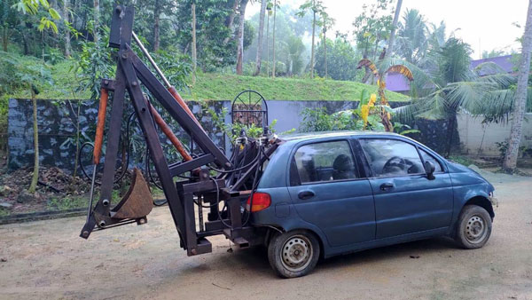 22 ವರ್ಷ ಹಳೆಯ ಕಾರನ್ನು ಅಗೆಯುವ ಯಂತ್ರವಾಗಿ ಮಾಡಿಫೈಗೊಳಿಸಿದ ಇಸ್ರೋ ಇಂಜಿನಿಯರ್