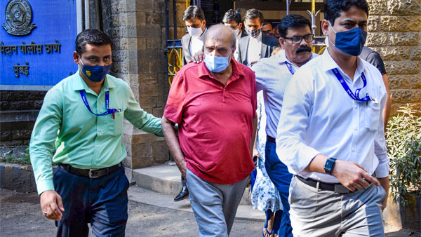 ದಿಲೀಪ್ ಛಾಬ್ರಿಯಾ ಗ್ಯಾರೇಜ್'ನಲ್ಲಿದ್ದ ಕಾರುಗಳನ್ನು ವಶಕ್ಕೆ ಪಡೆದ ಪೊಲೀಸರು