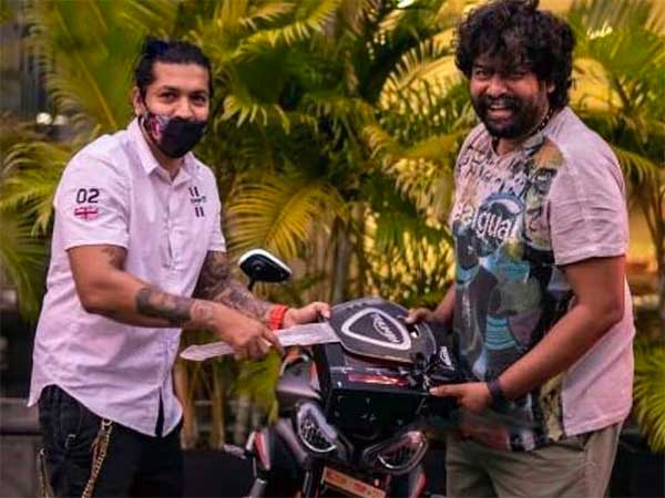 ಐಷಾರಾಮಿ ಟ್ರಯಂಫ್ ಸ್ಟ್ರೀಟ್ ಟ್ರಿಪಲ್ ಆರ್ ಬೈಕ್ ಖರೀದಿಸಿದ ಮಲಯಾಳಂ ಚಿತ್ರರಂಗದ ಖ್ಯಾತ ನಟ