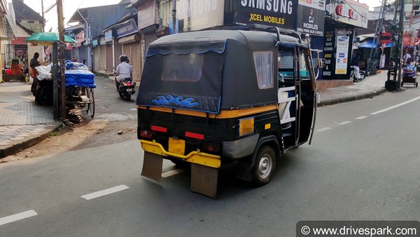 ಕುಟುಂಬ ನಿರ್ವಹಣೆಗಾಗಿ ಆಟೋ ಚಾಲಕಳಾದ 21 ವರ್ಷದ ಯುವತಿ