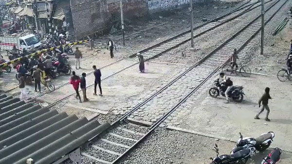 ಯುವಕನ ಗೊಂದಲದಿಂದ ರೈಲಿಗೆ ಸಿಲುಕಿ ಪುಡಿಪುಡಿಯಾದ ಬೈಕ್