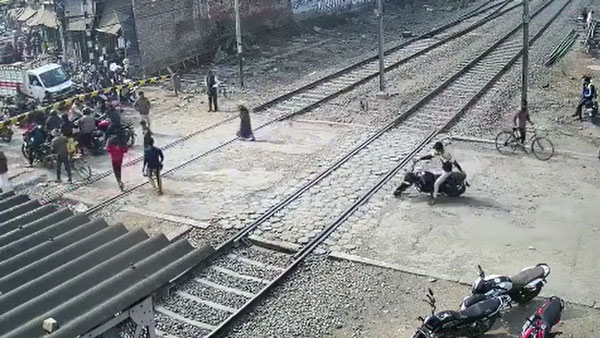 ಯುವಕನ ಗೊಂದಲದಿಂದ ರೈಲಿಗೆ ಸಿಲುಕಿ ಪುಡಿಪುಡಿಯಾದ ಬೈಕ್