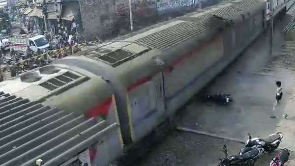 ಯುವಕನ ಗೊಂದಲದಿಂದ ರೈಲಿಗೆ ಸಿಲುಕಿ ಪುಡಿಪುಡಿಯಾದ ಬೈಕ್