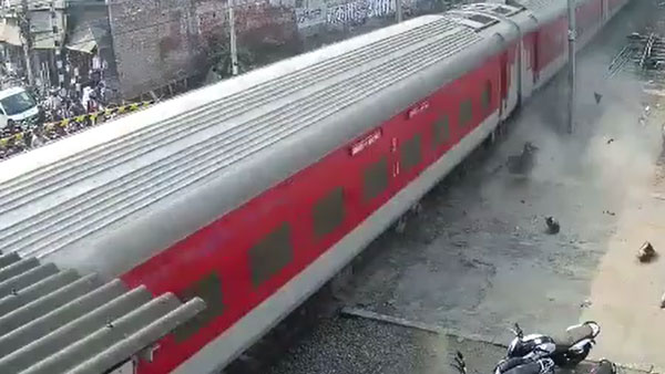 ಯುವಕನ ಗೊಂದಲದಿಂದ ರೈಲಿಗೆ ಸಿಲುಕಿ ಪುಡಿಪುಡಿಯಾದ ಬೈಕ್