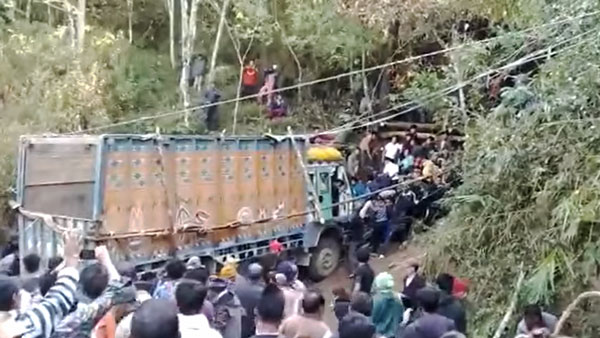 ಕಣಿವೆಯಲ್ಲಿ ಸಿಲುಕಿದ್ದ ಟ್ರಕ್ ಅನ್ನು ಹೊರಕ್ಕೆಳೆದ ಗ್ರಾಮಸ್ಥರು