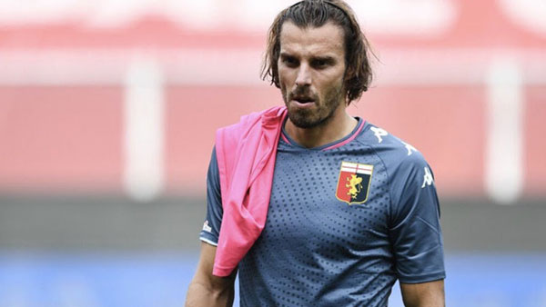 ಸರ್ವೀಸ್ ಸೆಂಟರ್ ಸಿಬ್ಬಂದಿಯಿಂದ ಅಪಘಾತಕ್ಕೀಡಾದ ಫುಟ್ಬಾಲ್ ಆಟಗಾರನ ಕಾರು