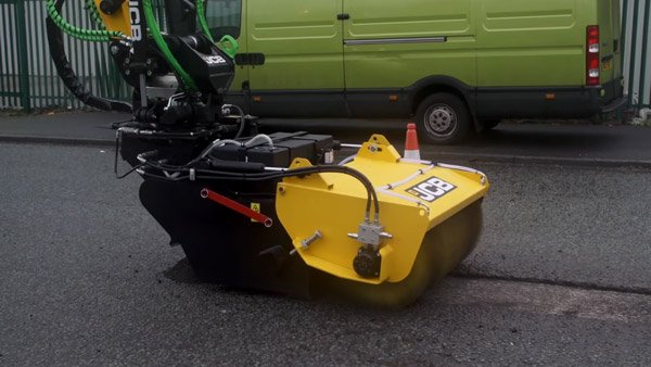 ಎಂಟೇ ನಿಮಿಷಗಳಲ್ಲಿ ರಸ್ತೆ ಗುಂಡಿಗಳನ್ನು ಸರಿ ಪಡಿಸಲಿದೆ ಜೆಸಿಬಿಯ ಈ ಹೊಸ ಯಂತ್ರ