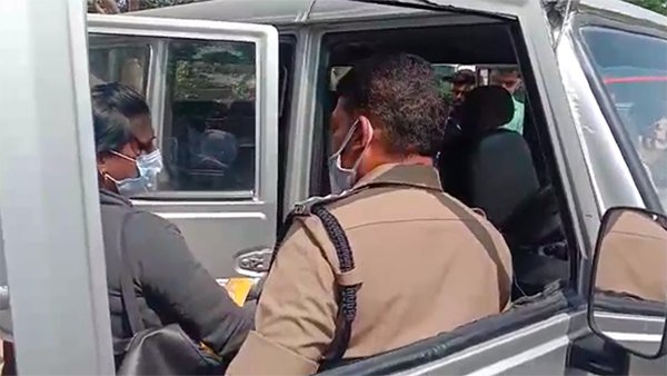 ಸೀಟ್ ಬೆಲ್ಟ್ ಧರಿಸುವುದರ ಮಹತ್ವ ವಿವರಿಸಿದ ಪೊಲೀಸ್ ಅಧಿಕಾರಿ