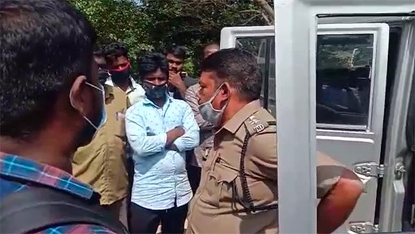 ಸೀಟ್ ಬೆಲ್ಟ್ ಧರಿಸುವುದರ ಮಹತ್ವ ವಿವರಿಸಿದ ಪೊಲೀಸ್ ಅಧಿಕಾರಿ