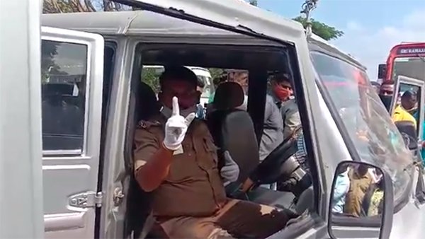 ಸೀಟ್ ಬೆಲ್ಟ್ ಧರಿಸುವುದರ ಮಹತ್ವ ವಿವರಿಸಿದ ಪೊಲೀಸ್ ಅಧಿಕಾರಿ