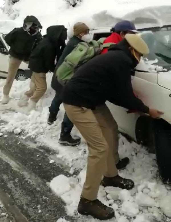 ಅಟಲ್ ಸುರಂಗದಲ್ಲಿ ಸಿಲುಕಿದ 80ಕ್ಕೂ ಹೆಚ್ಚು ವಾಹನಗಳು