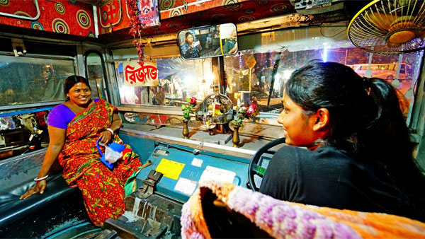 ಕುಟುಂಬ ನಿರ್ವಹಣೆಗಾಗಿ ಭವಿಷ್ಯವನ್ನು ತ್ಯಾಗ ಮಾಡಿದ ಕಿರಿಯ ವಯಸ್ಸಿನ ಬಸ್ ಚಾಲಕಿ ಈಕೆ