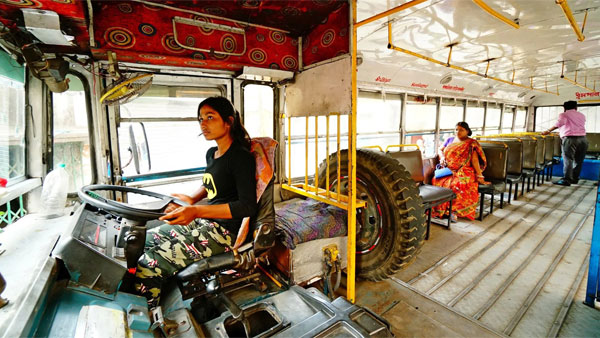 ಕುಟುಂಬ ನಿರ್ವಹಣೆಗಾಗಿ ಭವಿಷ್ಯವನ್ನು ತ್ಯಾಗ ಮಾಡಿದ ಕಿರಿಯ ವಯಸ್ಸಿನ ಬಸ್ ಚಾಲಕಿ ಈಕೆ