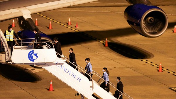 ಈ ಕಾರಣಕ್ಕೆ ಪ್ರಯಾಣಿಕರು ವಿಮಾನಗಳ ರೆಕ್ಕೆಗಳ ಕೆಳಗೆ ನಡೆಯುವಂತಿಲ್ಲ