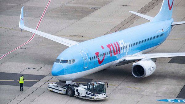 ಈ ಕಾರಣಕ್ಕೆ ಪ್ರಯಾಣಿಕರು ವಿಮಾನಗಳ ರೆಕ್ಕೆಗಳ ಕೆಳಗೆ ನಡೆಯುವಂತಿಲ್ಲ