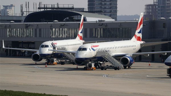 ಈ ಕಾರಣಕ್ಕೆ ಪ್ರಯಾಣಿಕರು ವಿಮಾನಗಳ ರೆಕ್ಕೆಗಳ ಕೆಳಗೆ ನಡೆಯುವಂತಿಲ್ಲ