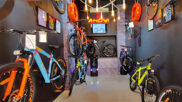 ವಿಶ್ವದ ಮೊದಲ ಎಲೆಕ್ಟ್ರೋ ಲ್ಯುಮಿನೆಸೆಂಟ್ ಟೆಕ್ನಾಲಜಿ ಹೊಂದಿರುವ ಸೈಕಲ್‌ಗಳನ್ನು ಬಿಡುಗಡೆಗೊಳಿಸಿದ ಅಹೊಯ್