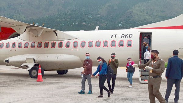 ಈ ಕಾರಣಕ್ಕೆ ಪ್ರಯಾಣಿಕರು ವಿಮಾನಗಳ ರೆಕ್ಕೆಗಳ ಕೆಳಗೆ ನಡೆಯುವಂತಿಲ್ಲ