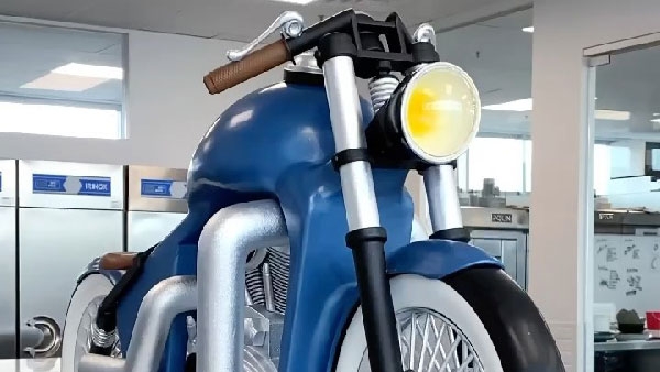 ಚಾಕೊಲೇಟ್‌ನಿಂದ ತಯಾರಾದ ಕ್ರೂಸರ್ ಮಾದರಿಯ ಬೈಕ್