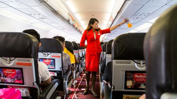 ಫ್ಲೈಟ್ ಅಟೆಂಡೆಂಟ್‌ಗಳು ಕೈಯನ್ನು ಹಿಂದೆ ಮಡಚುವ ಹಿಂದಿದೆ ಈ ಕಾರಣ