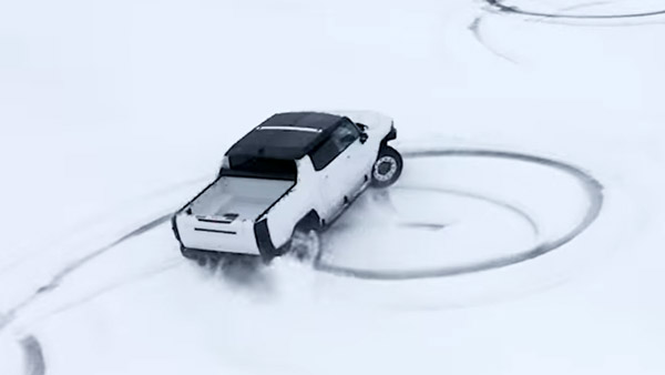 ಜಿಎಂಸಿ ಹಮ್ಮರ್ ಎಲೆಕ್ಟ್ರಿಕ್ ಟ್ರಕ್ ಪರ್ಫಾಮೆನ್ಸ್ ವೀಡಿಯೋ ಬಿಡುಗಡೆ